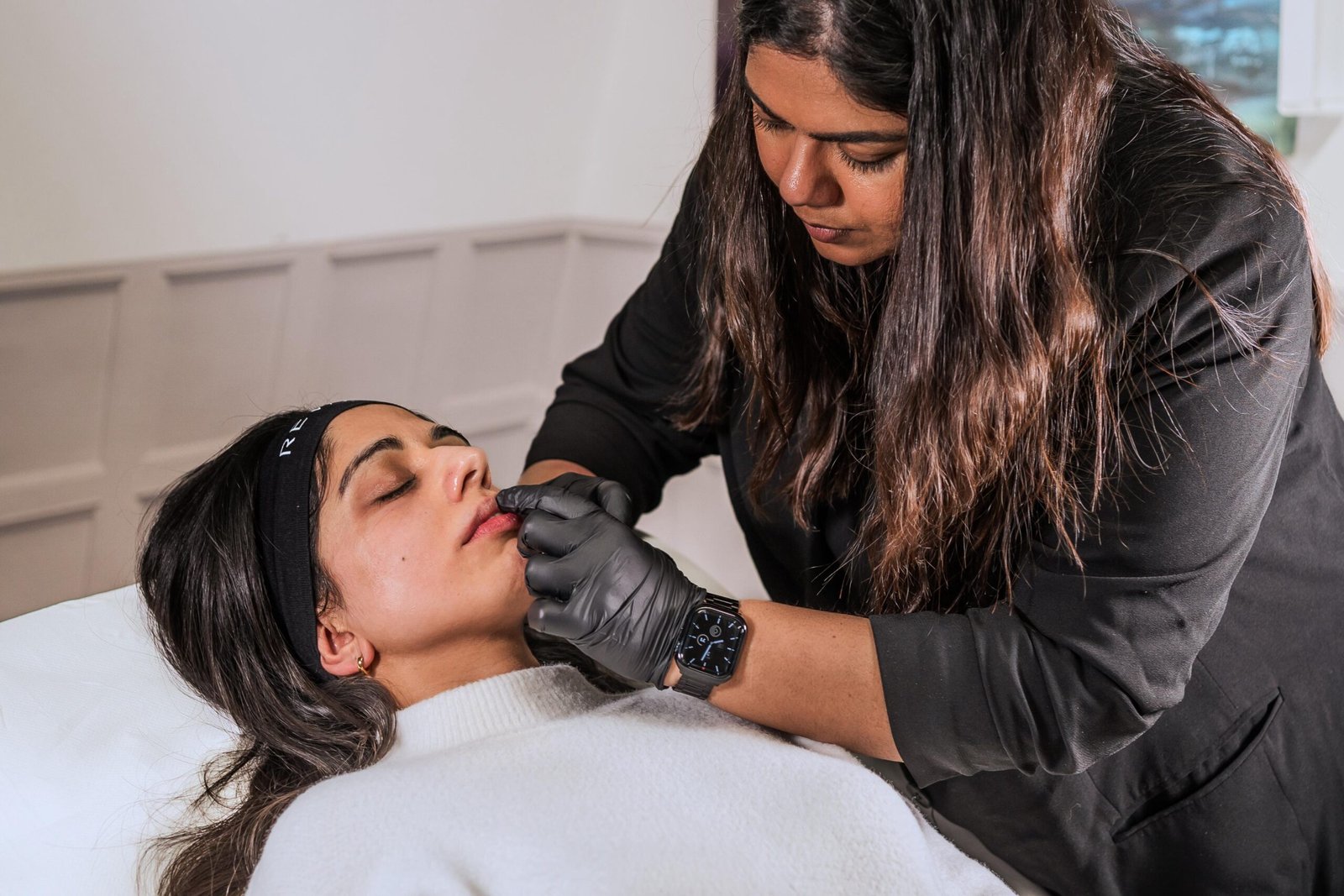 Dr Hans Clinics London | Services | Dr Hansel treating a patient